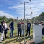 Schüler:innen stellen die Messgeräte vor - von links nach rechts: Ortsvorsteherin Irene Kaiser, Leiter des Leibniz-Gymnasiums Erik Brill, Staatssekretär im Umweltministerium Sebastian Thul, Schüler:innen des Leibniz- Gymnasiums